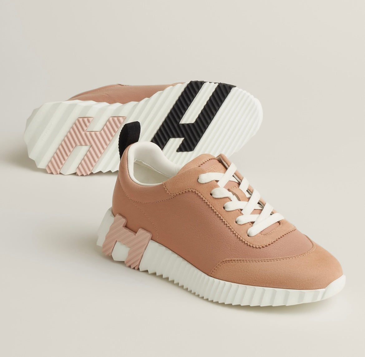 Sneakers Bouncing
