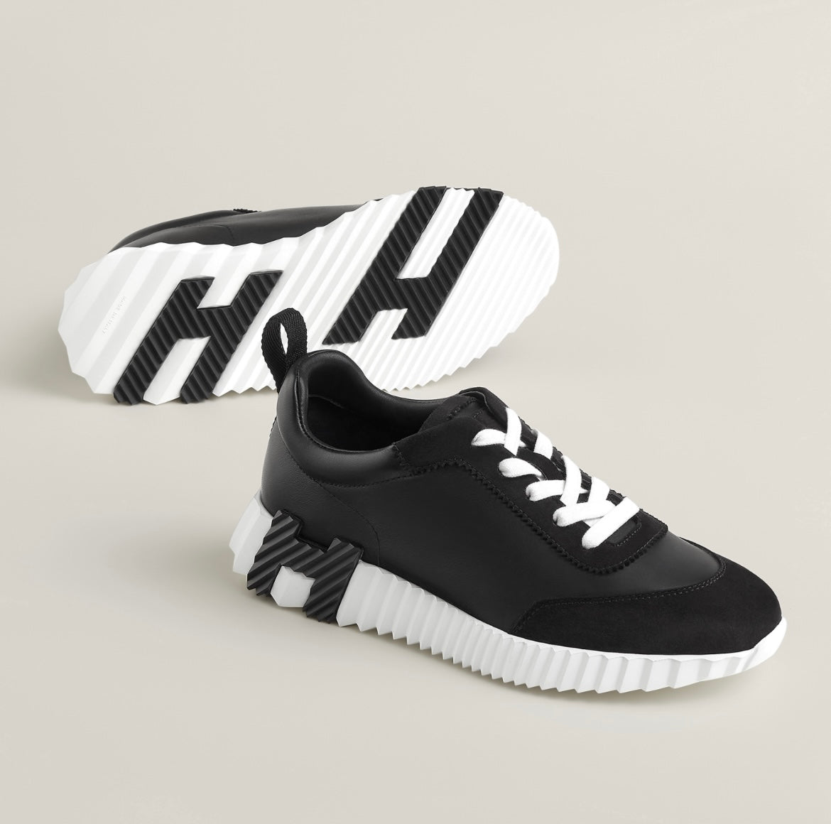 Sneakers Bouncing